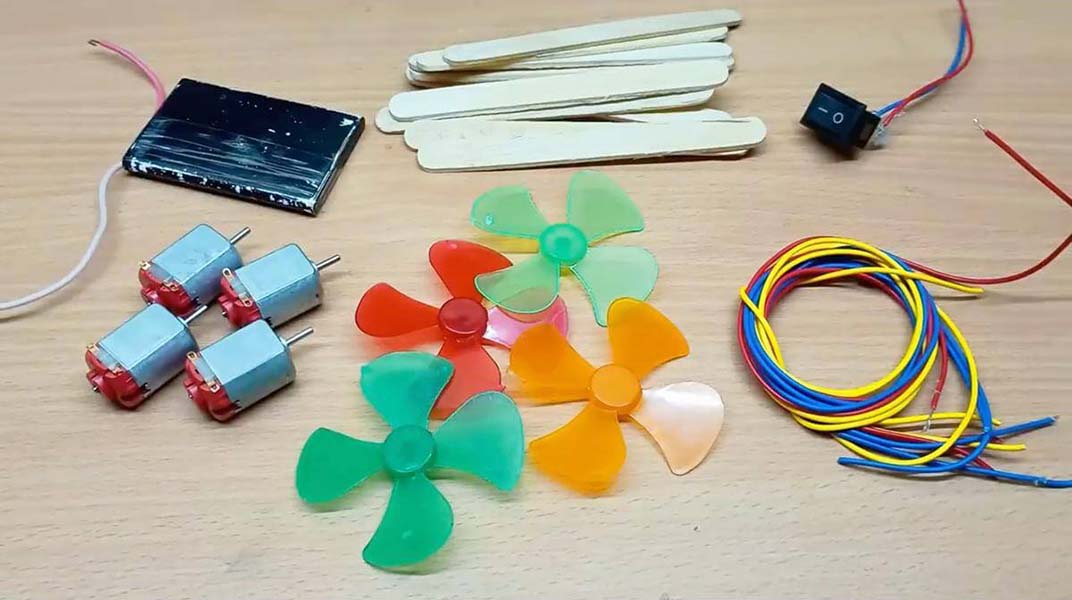 وسایل مورد نیاز برای ساخت پهپاد خانگی شامل موتورهای DC، ملخهای رنگی، چوب بستنی، سیم و باتری